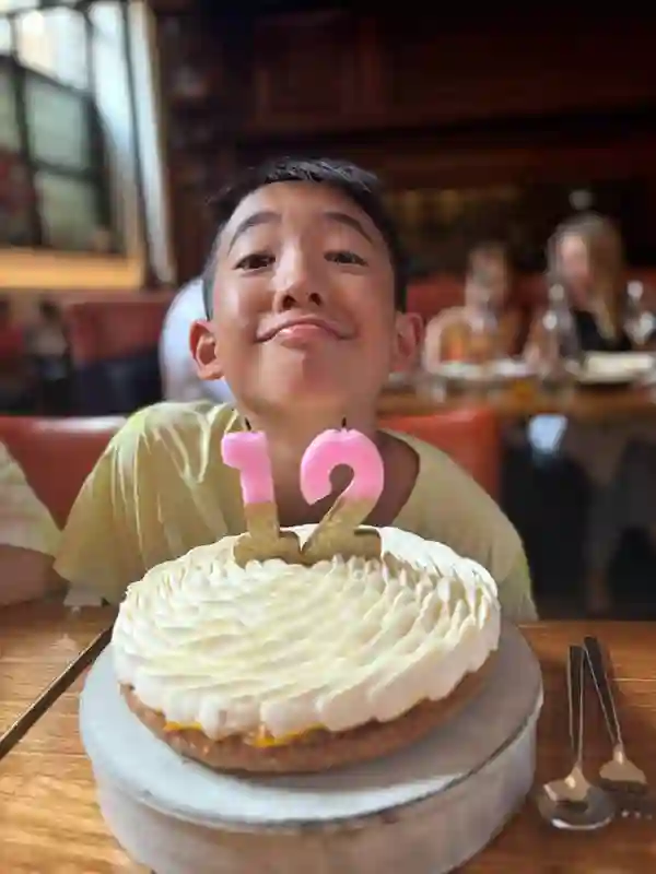应采儿为Jasper庆12岁生日，母子三人同框超温馨