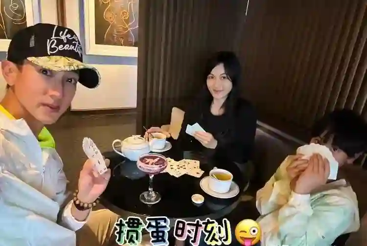 吴尊一家坐8层邮轮度假，在船上打网球，开卡丁车，14岁女儿超美