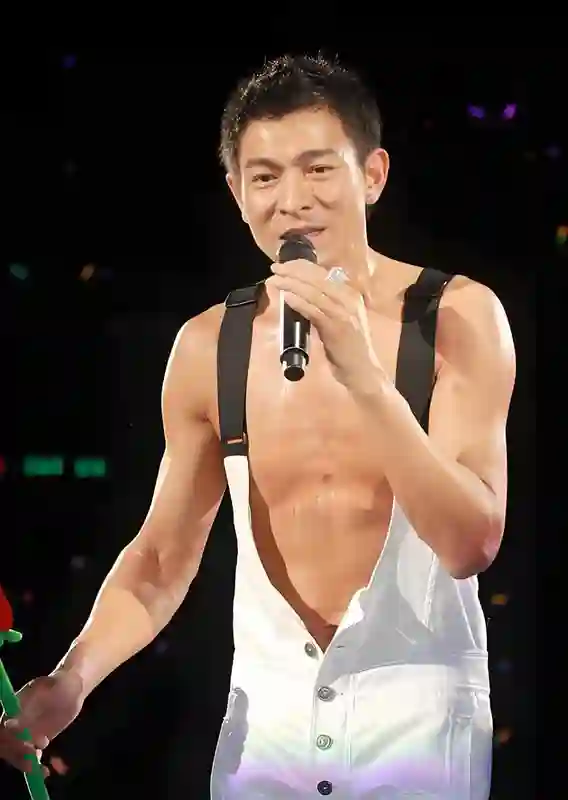 明星演唱会内卷严重，歌手着装新奇特花样百出，谁能卷得过蔡依林