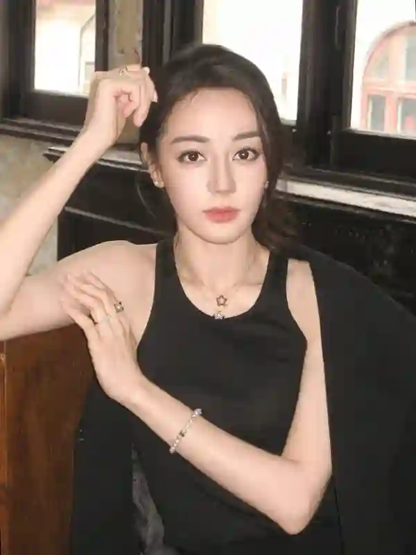 酷飒与柔美并存！迪丽热巴黑色背心穿搭诠释极简高级感