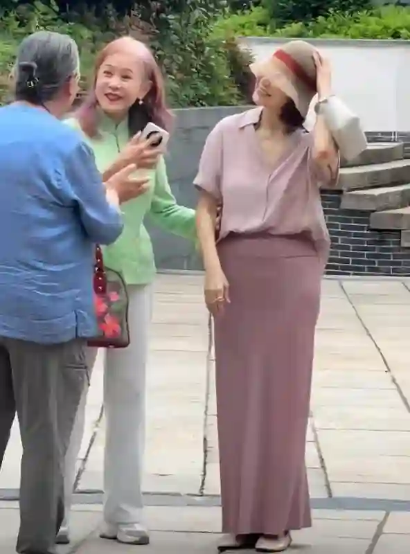 71岁林青霞去江西旅游，打扮贵气，穿一身名牌，街头向粉丝送飞吻