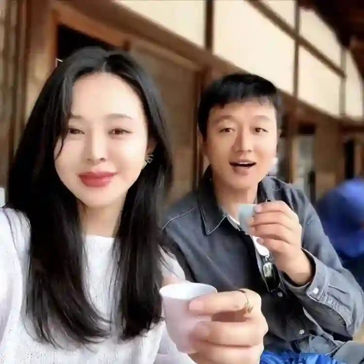 尴尬！46岁关悦疑似医美撞脸倪萍，跟佟大为同框像小姨带外甥