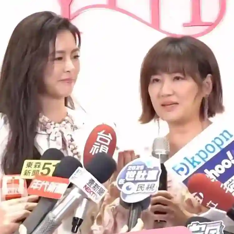 43岁任家萱带亲妹参加好友婚礼，穿超短裙露大腿，烧伤疤不明显了