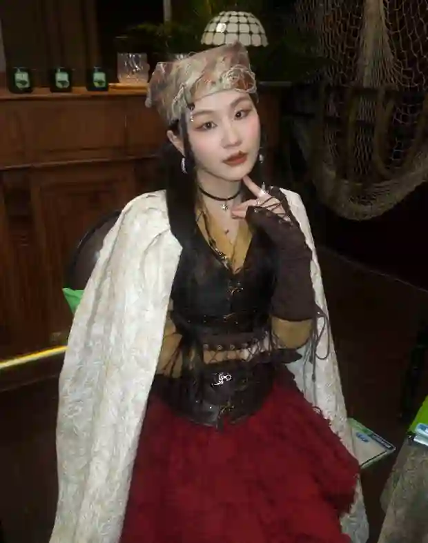 金靖晒与迪丽热巴海盗服造型合照，网友：“塑料姐妹花”又营业！