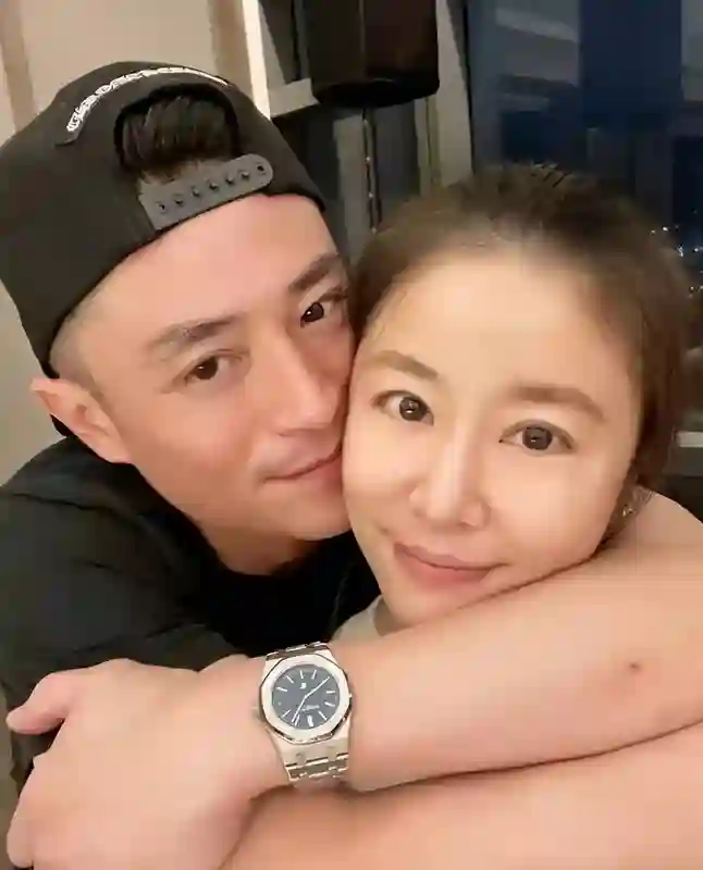 林心如度假秀美照！穿吊带印花裙皮肤晒黝黑，和霍建华碰杯喝香槟