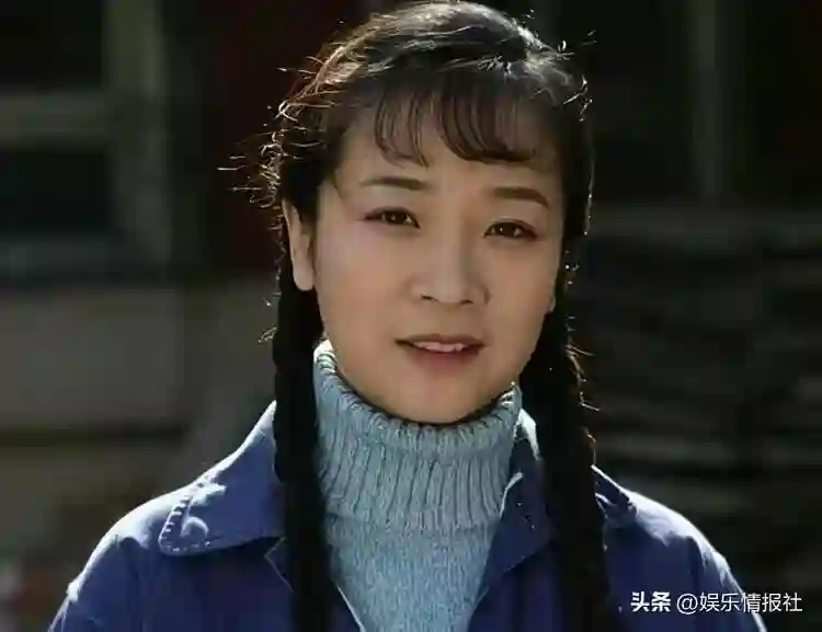 她是国家一级女演员，多次给坐轮椅丈夫戴绿帽，如今儿子也是演员