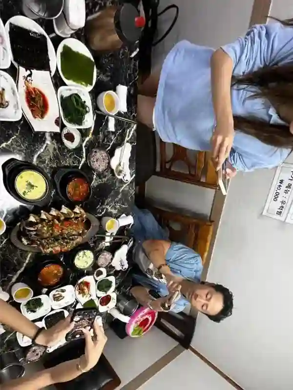 吴千语在夕阳下奔跑，她在韩国街头很美，施伯雄陪她和她闺蜜逛街