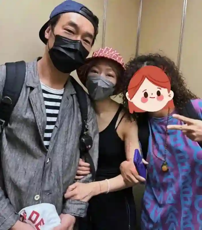 许志安和郑秀文在香港街头被<em>偶遇</em>！郑秀文眼睛肿胀紧挽许志安手臂