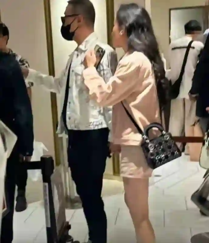 汪峰牵手森林北逛街，低调现身甜蜜十足！