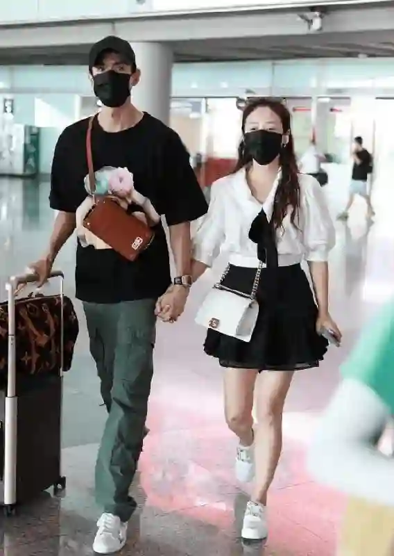 她靠一部剧吃一辈子，二婚嫁小6岁小鲜肉，如今丈夫红得令人嫉妒