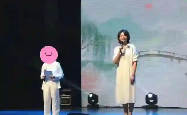 密春雷风波过后，董卿近况曝光，被搀扶走出医院 如今处境早有预兆