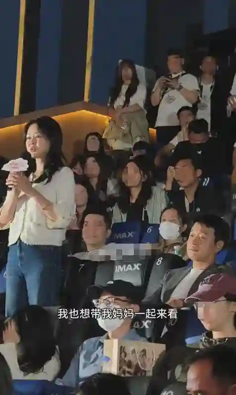 尴尬！46岁关悦疑似医美撞脸倪萍，跟佟大为同框像小姨带外甥