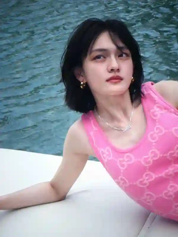 剪短还不够，赵丽颖的翘翘头“卷”得有点灵