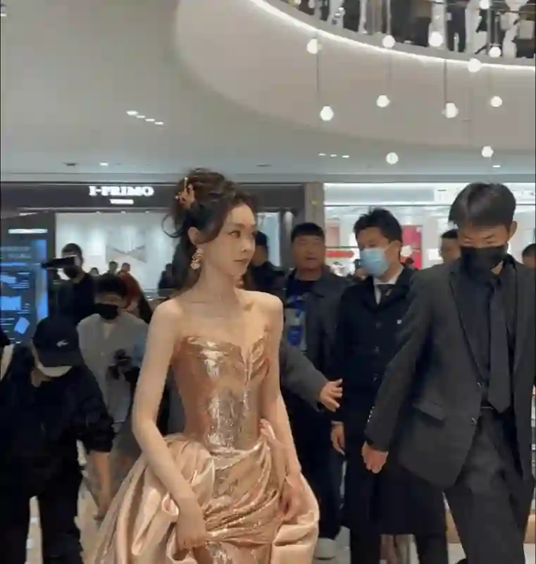 34岁宋轶武汉商场被<em>偶遇</em>，穿鎏金抹胸裙无又美又仙白到发光，无滤镜生图好甜美！