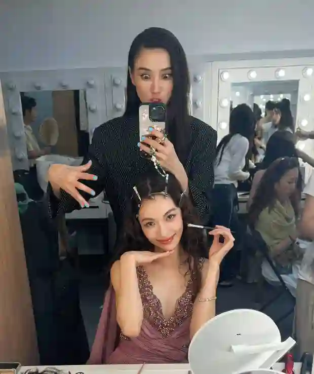 钟楚曦晒“近期幕后记录”！与陈可辛容祖儿同框笑出感染力