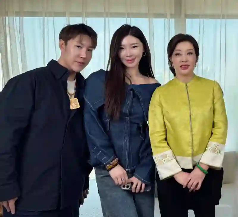 74岁刘晓庆穿金色中式褂子，皮肉紧致年轻了许多，她写字真好看