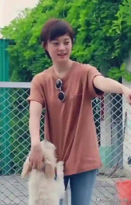 孙俪小区遛狗，素颜现身太自然，邻家感十足圈粉无数