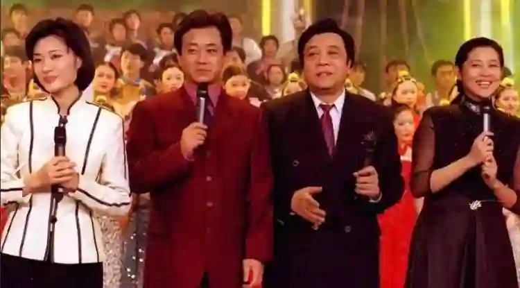 57岁周涛现身哈尔滨，表情严肃像领导，脸型消瘦，手捧巨型冰淇淋