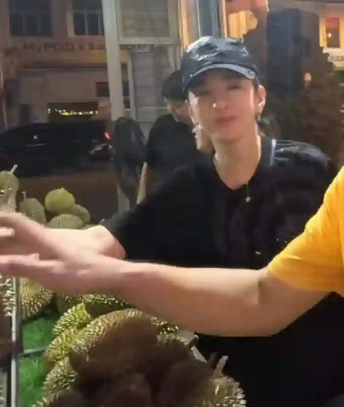 黄奕母女在马来西亚吃榴莲自助，12岁黄芊玲个子很高，但颜值一般