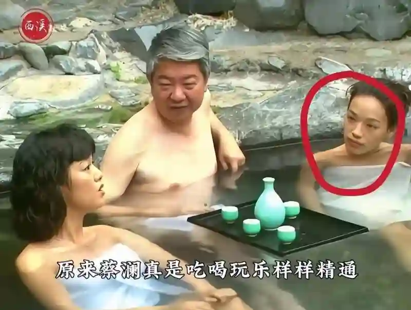 蔡澜去世才7天，恶心一幕出现！舒淇费力“穿上的衣服”又被扒下