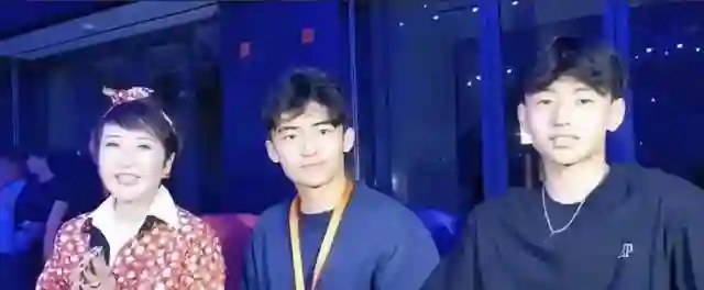44岁张柏芝闪耀澳门！一身红衣明媚动人，获杨受成何猷龙主动合影