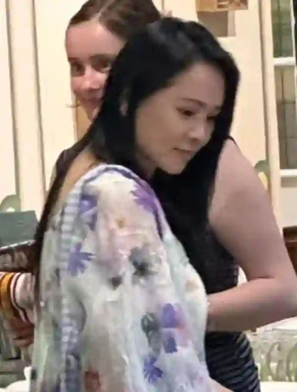 网友巴黎偶遇伊能静秦昊，拍下伊能静高清素颜，嘴唇发白像贫血
