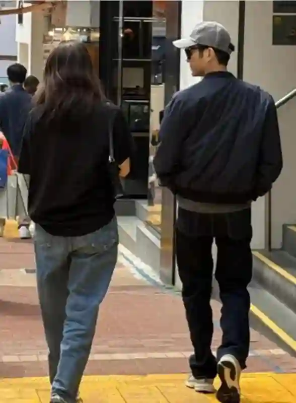 张智霖袁咏仪儿子高中毕业，魔童走路驼背，除了个高真没长过父母