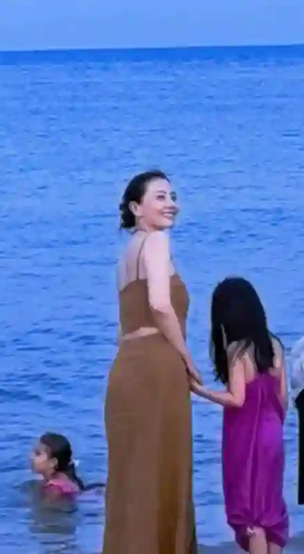 高圆圆和女儿巴塞罗那度假，人群中美成焦点，Rhea瘦高个仪态真好