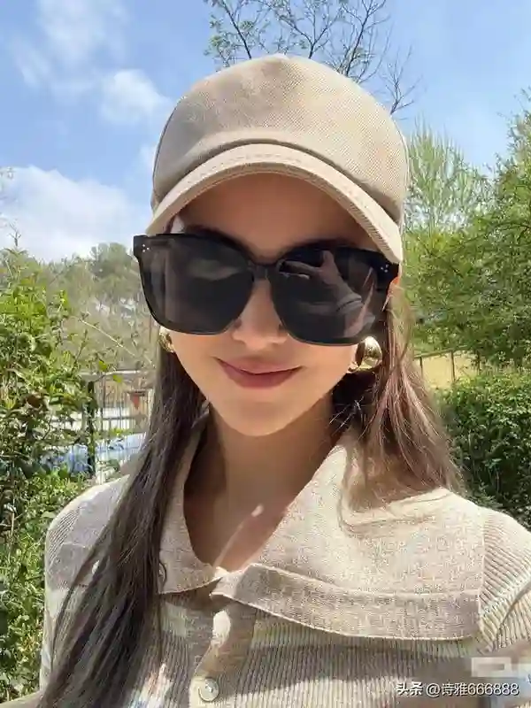 周杰伦老婆昆凌五一假期分享一家五口背影，夫妻手牵手甜度爆表