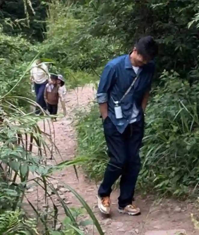 43岁朱丹在家晒美照！周一围视角下笑容超甜，配文：有快乐的味道