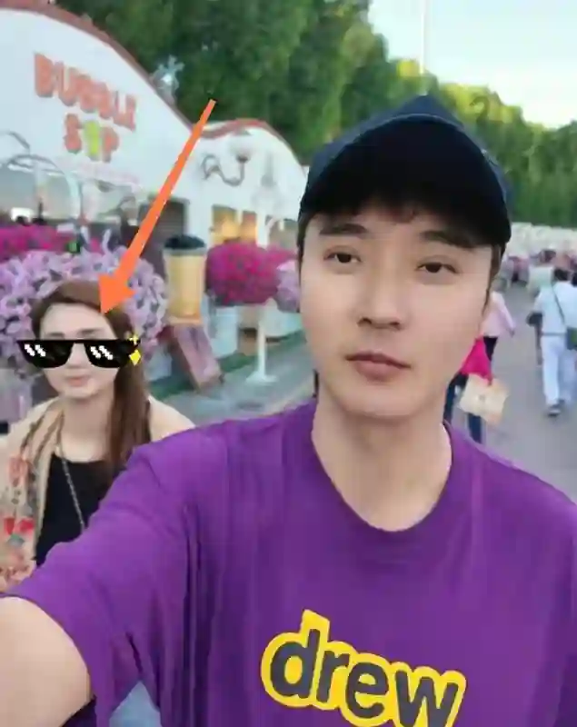 洪欣一家阿联酋度假，张丹峰LV墨镜加持，8星级酒店住豪华生活