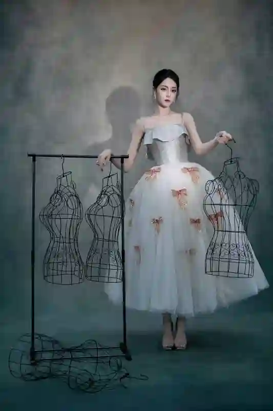 迪丽热巴蝴蝶结白纱裙封神！梦幻优雅如误入仙境的公主