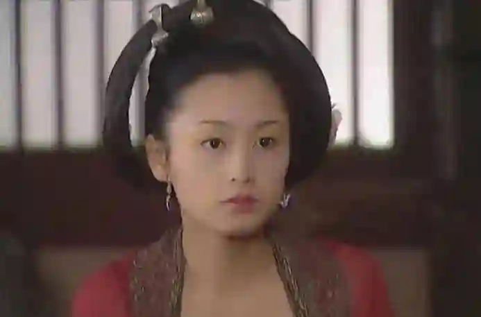 周迅又矮又瘦到底算不算美女？看她年轻照片，才知美人在骨不在皮