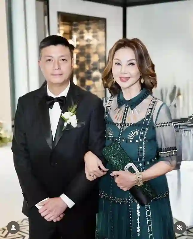天哪！和现在的王祖贤比，谢玲玲完胜！没想到霍启山也是伴郎！