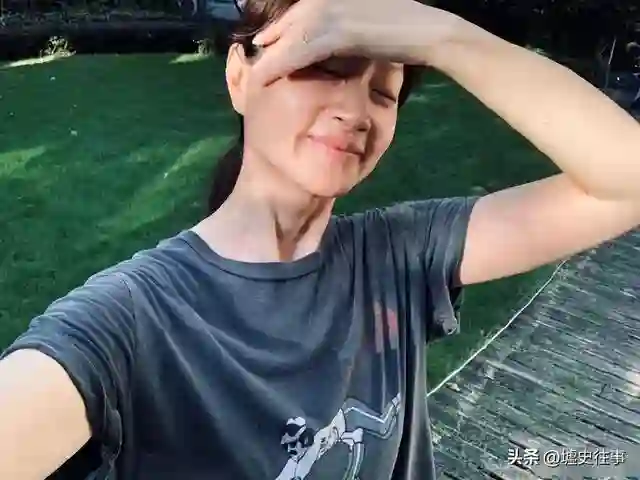 沈佳妮终于不忍了！颜值衰老还被疑离婚，她晒素颜正面刚：就这样