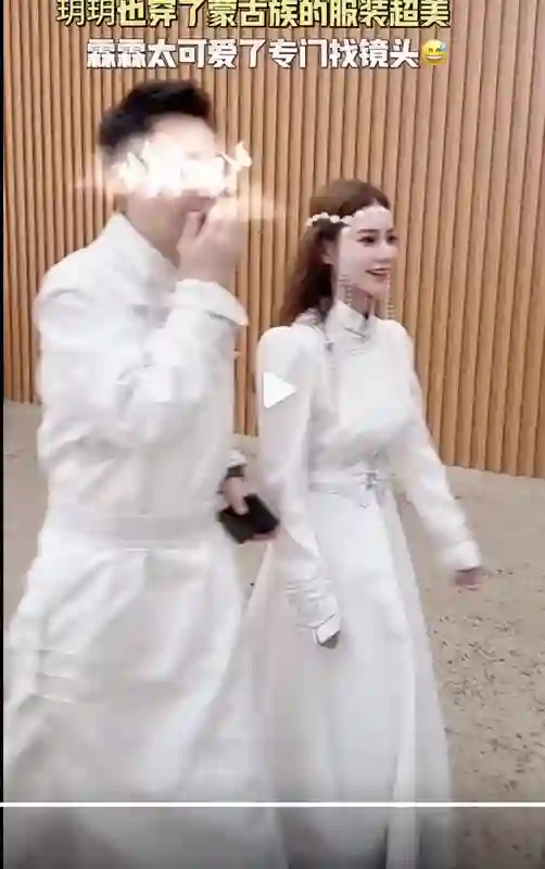 汪小菲马筱梅带孩子来内蒙：小玥儿穿藏服太像大S，筱梅白色衣服很仙