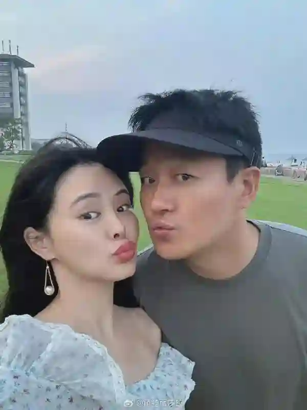 尴尬！46岁关悦疑似医美撞脸倪萍，跟佟大为同框像小姨带外甥