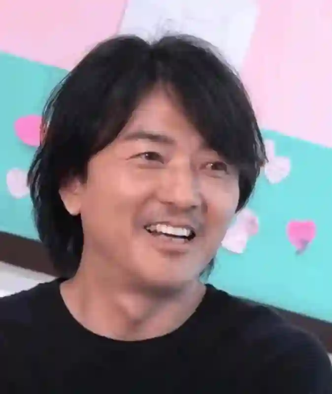 58岁丁克郑伊健遭网友吐槽：脸肿发少，明显不如陈小春