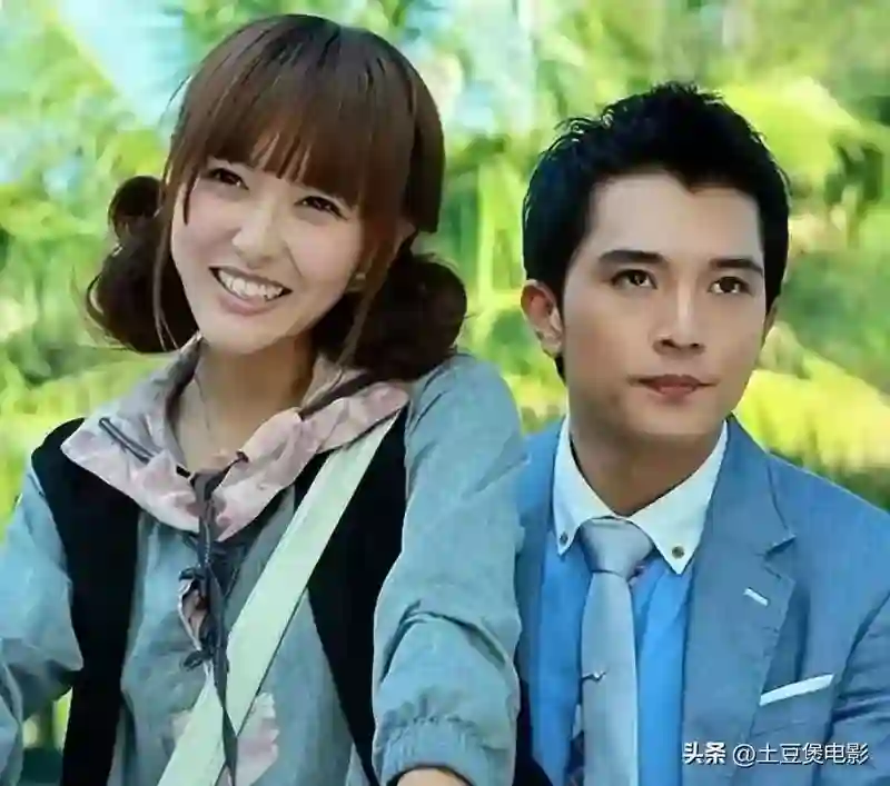 邱泽携妻逛街秀恩爱，许玮甯包臀裙展美腿，纤细修长白到发光