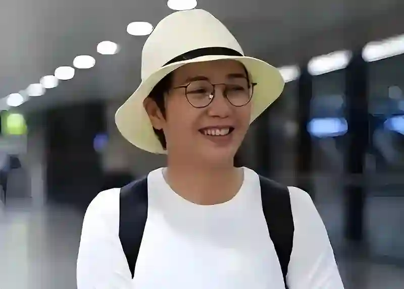 英国偶遇蒋雯丽，眼神衰败身材消瘦，曾经女神为何如此改变？