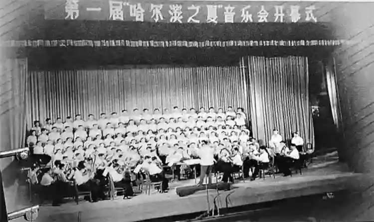 57岁周涛现身哈尔滨，表情严肃像领导，脸型消瘦，手捧巨型冰淇淋