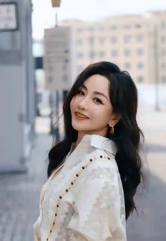 杨蓉穿白衬衣配波浪卷发沐浴阳光，淡雅气质中尽显松弛感