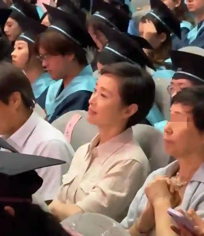 53岁吴越回母校上戏参加毕业典礼，生图并不显年轻，上台还是素颜