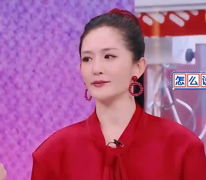 王琳新综艺，倪萍嘴歪眼斜，谢娜满脸凹坑好土，被再婚的董璇抢镜