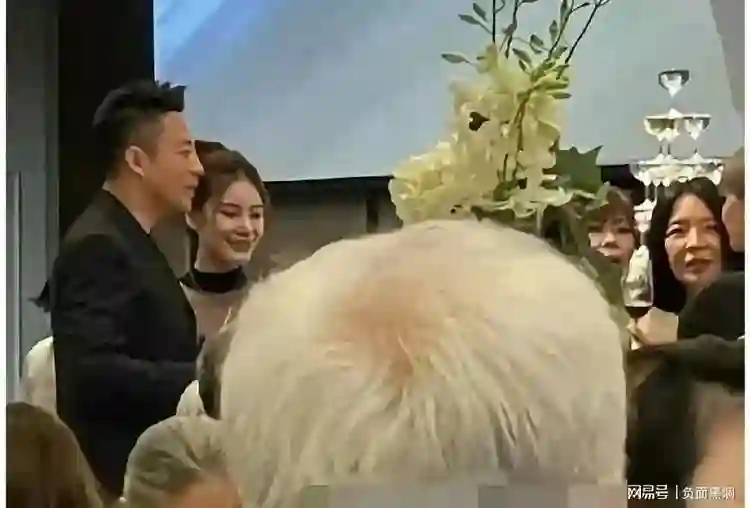 汪小菲马<em>筱梅</em>参加表妹婚礼，现场人气高，众多粉丝主动求合影