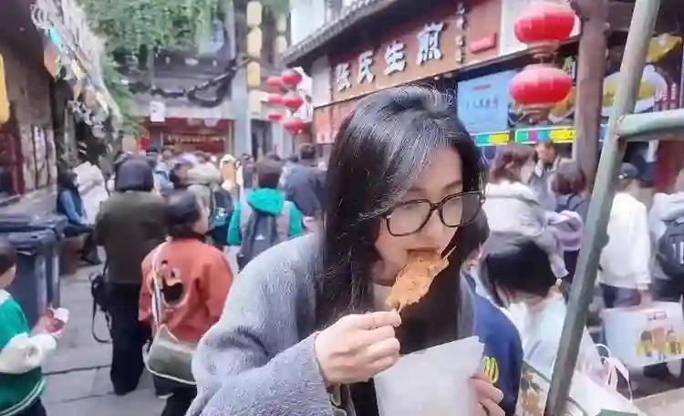 趁着潘玮柏在忙着演唱会，他老婆居然跑回南京独自逛吃？