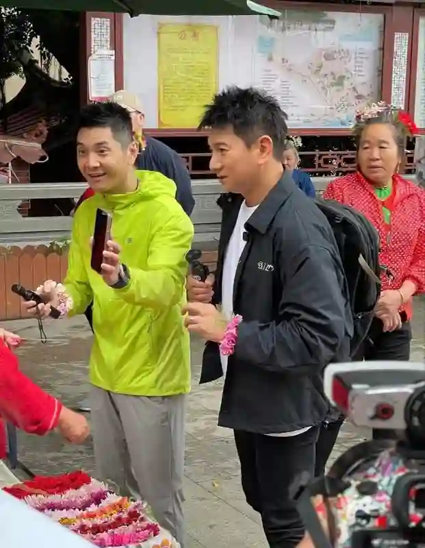 54岁吴奇隆体验簪花！打扮帅气显年轻有点发福，轮到刘诗诗带娃了