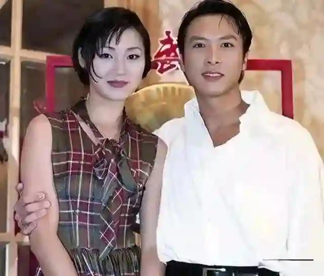 62岁甄子丹在香港，为大儿子庆生，甄文卓高大帅气，父子长得好像