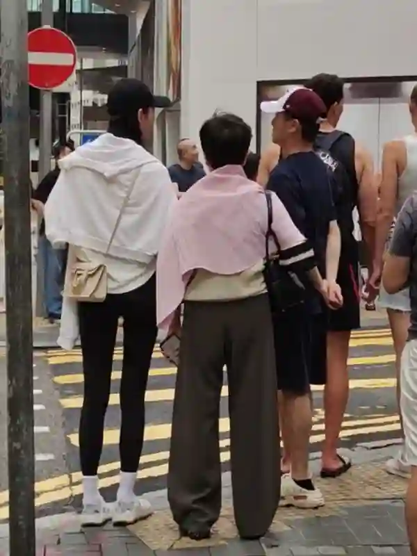 偶遇何猷君一家，奚梦瑶和婆婆逛街尽显高情商，四太腿长不输媳妇