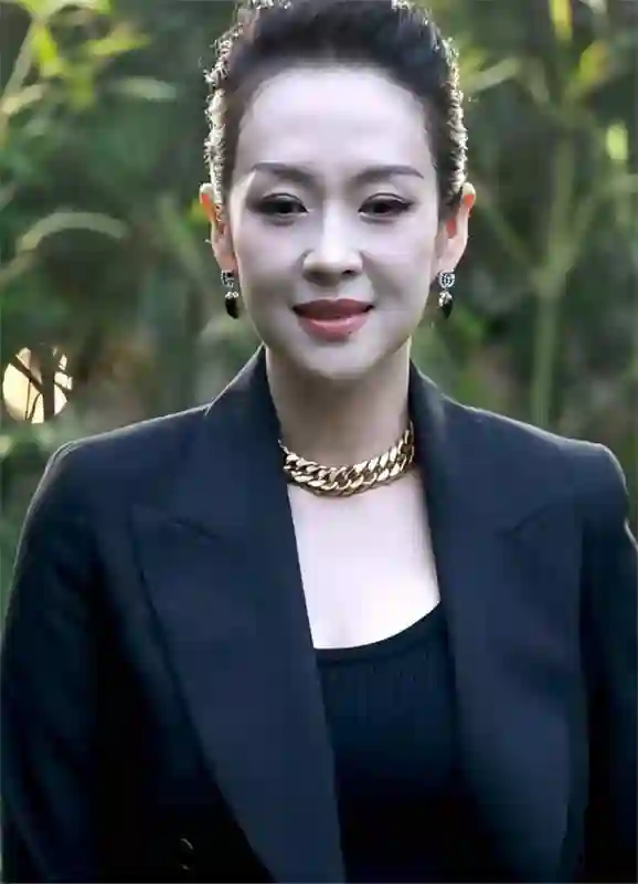46岁章子怡参加活动，盘发+黑西装似女企业家，眼神带着一股狠劲